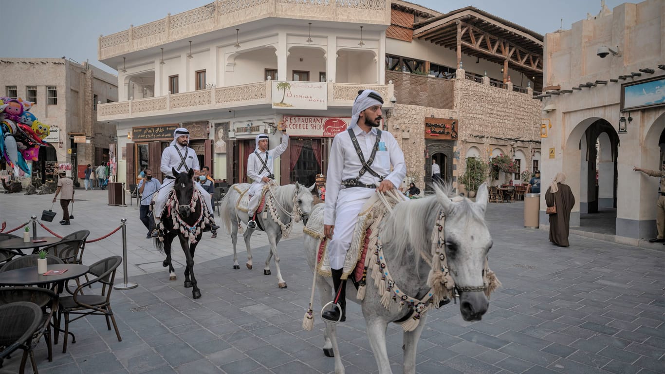 Patrouille im Wüsten-Emirat Katar: Reiter überwachen den traditionellen Altstadtbasar in Doha.