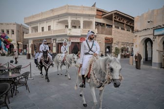 Patrouille im Wüsten-Emirat Katar: Reiter überwachen den traditionellen Altstadtbasar in Doha.