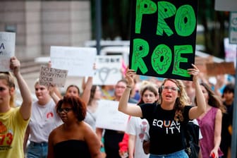 Protest gegen die Entscheidung des Obersten Gerichts in den USA zur Abtreibung: Diese ist jetzt in 13 Bundesstaaten weitgehend verboten.