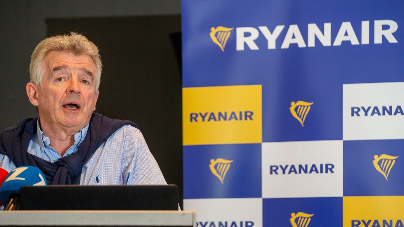 Ryanair-Chef Michael O'Leary bei einer Pressekonferenz (Archivbild): Der Spielraum für Billigflüge wird aufgrund der steigenden Ölpreise immer geringer.