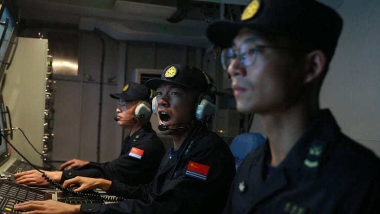Soldaten der chinesischen Marine: Ungeachtet aller Proteste setzte China seine Militärübungen am Montag fort.