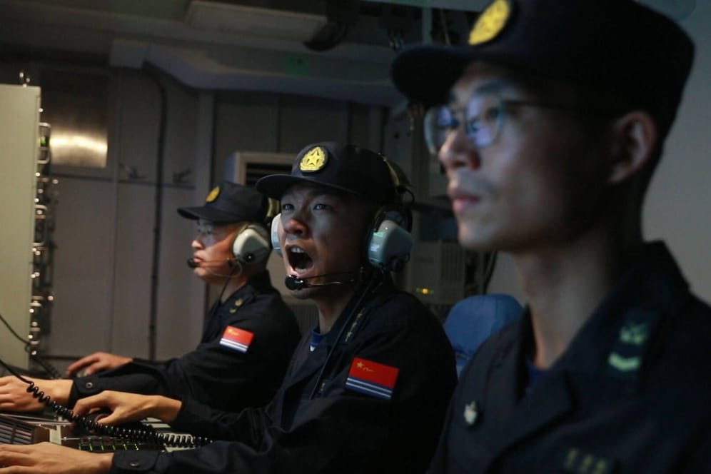 Soldaten der chinesischen Marine: Ungeachtet aller Proteste setzte China seine Militärübungen am Montag fort.