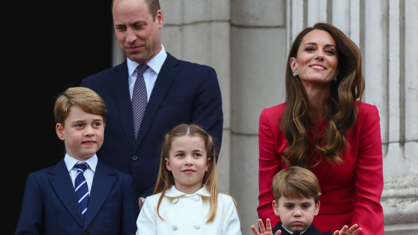 Prinz William und Herzogin Kate: Die Eheleute posieren hier mit ihren drei Kindern.