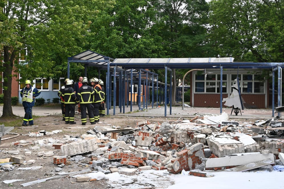 Einsatzkräfte der Feuerwehr an der Hamburger Schule: Hier war es einen Tag vor den Sommerferien zu einer Explosion gekommen.