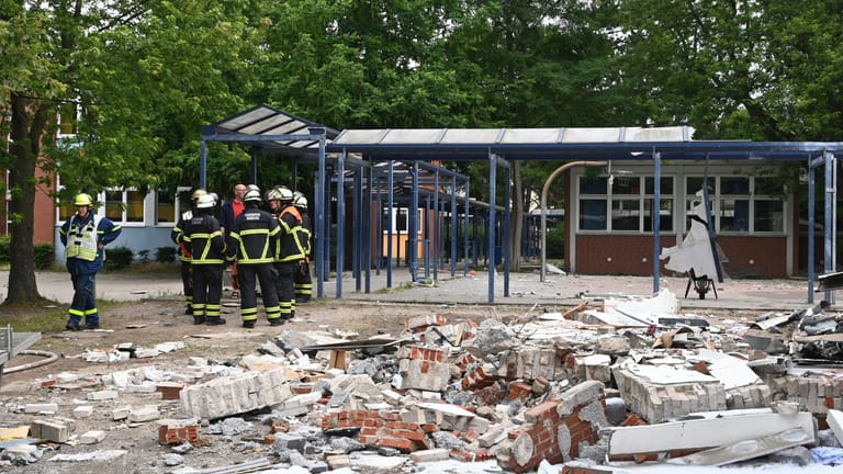 Einsatzkräfte der Feuerwehr an der Hamburger Schule: Hier war es einen Tag vor den Sommerferien zu einer Explosion gekommen.