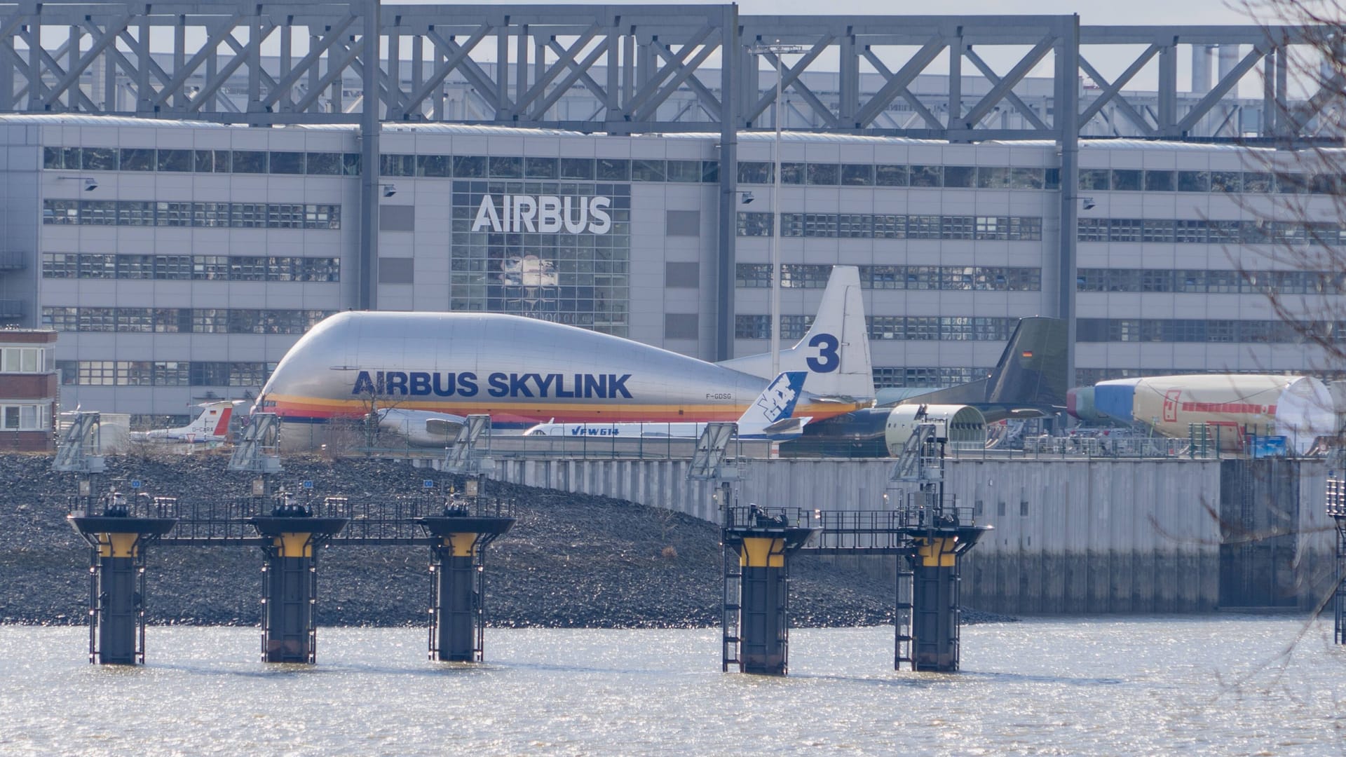 Blick auf das Hamburger Airbus-Werk (Archivbild): Die Produktion soll gesteigert werden.