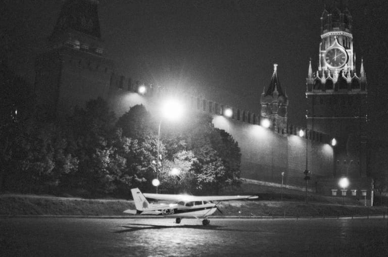 1987 überwand dann der Deutsche Pilot Mathias Rust die sowjetische Luftabwehr und landete auf dem Roten Platz. Die Sowjetunion war blamiert. Gorbatschow nutzte die Gelegenheit, Gegner innerhalb des Militärs loszuwerden.