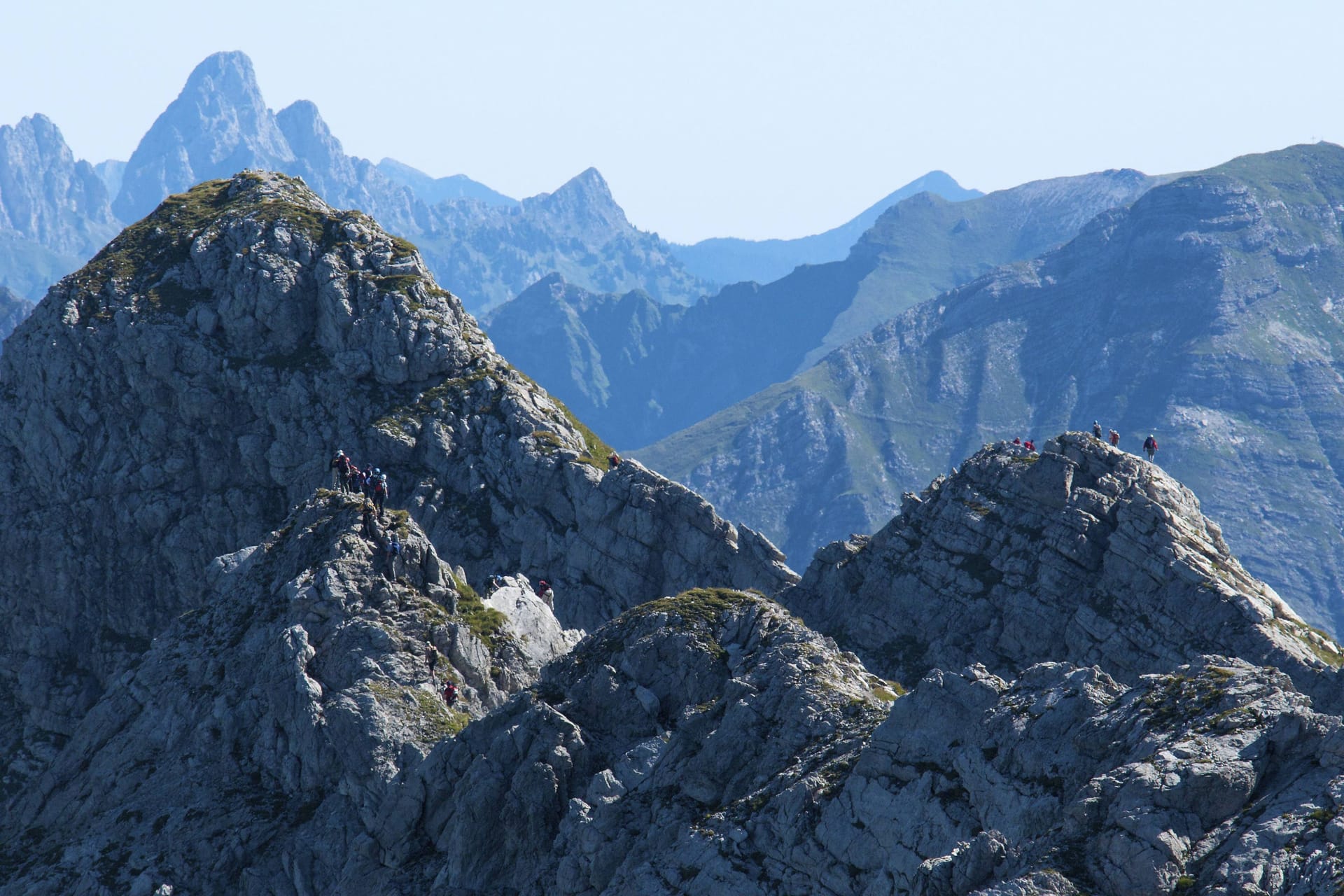 Klettersteig im Allgäu (Archiv): In der Nähe von Oberstdorf hat sich eine Frau am Montagnachmittag bei einem Sturz tödlich verletzt.