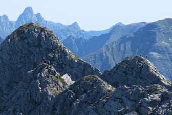 Klettersteig im Allgäu (Archiv): In der Nähe von Oberstdorf hat sich eine Frau am Montagnachmittag bei einem Sturz tödlich verletzt.