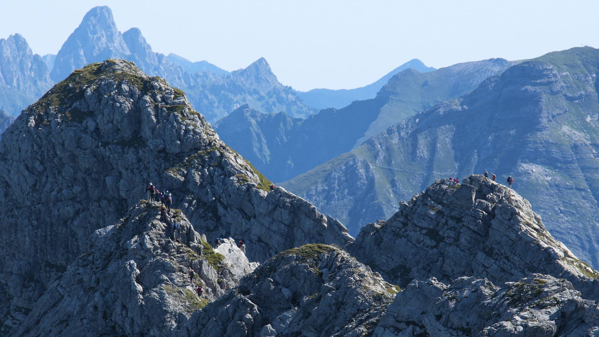 Klettersteig im Allgäu (Archiv): In der Nähe von Oberstdorf hat sich eine Frau am Montagnachmittag bei einem Sturz tödlich verletzt.