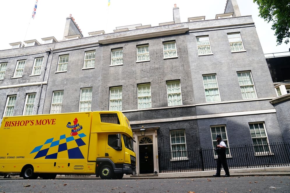 Ein Umzugswagen steht in der Downing Street: Drei Wochen vor der Kür einer Nachfolge für den britischen Premier Johnson wurden in der Londoner Downing Street bereits Umzugslaster gesichtet.