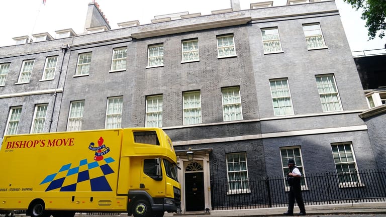 Ein Umzugswagen steht in der Downing Street: Drei Wochen vor der Kür einer Nachfolge für den britischen Premier Johnson wurden in der Londoner Downing Street bereits Umzugslaster gesichtet.
