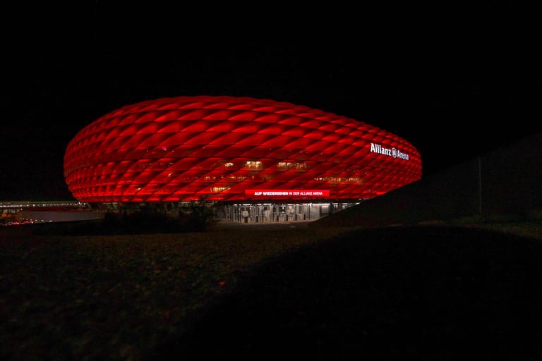 Die Münchener Allianz Arena bei Nacht (Archivfoto): In Fröttmaning wird es künftig dunkler.