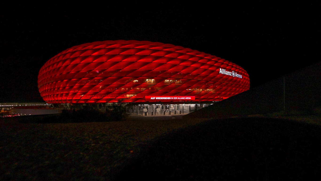 Die Münchener Allianz Arena bei Nacht (Archivfoto): In Fröttmaning wird es künftig dunkler.