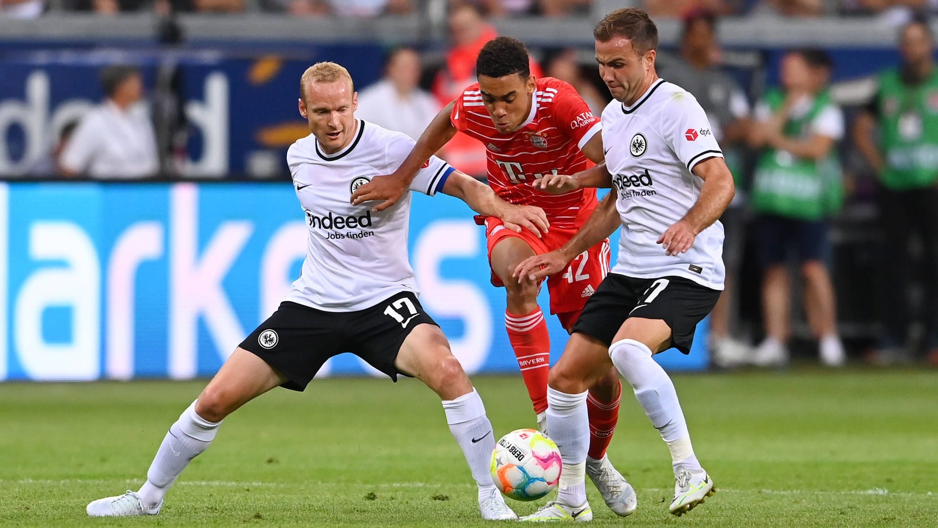 Sebastian Rode, Jamal Musiala und Mario Götze (v. l. n. r.): Die ehemaligen Münchener erlebten ein "Debakel".