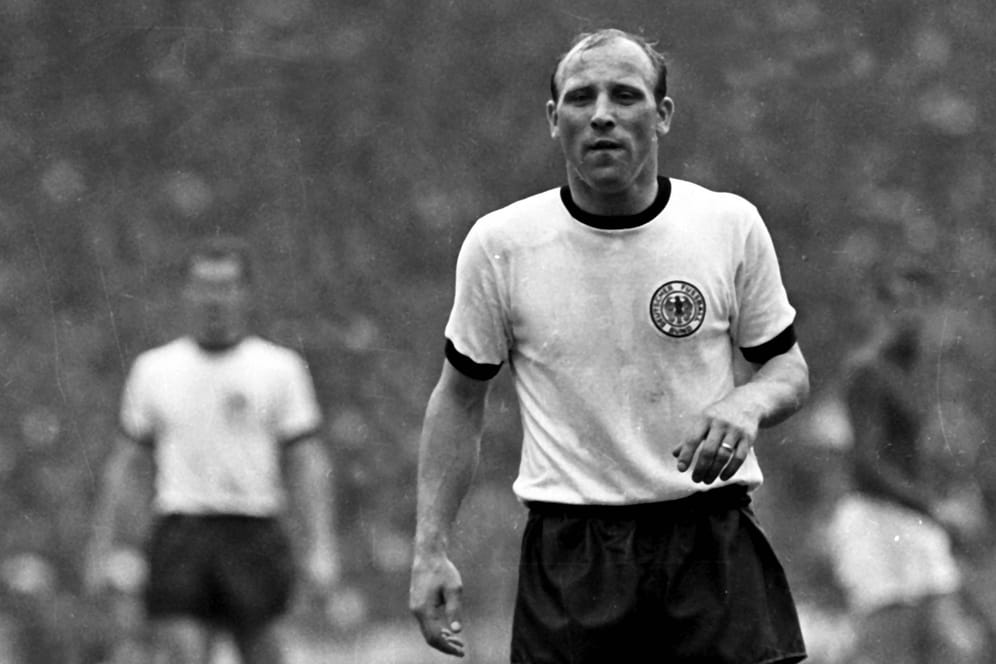 Uwe Seeler im Spiel seiner vielleicht größten Niederlage: Als Kapitän führte er die Nationalmannschaft aufs Feld, Deutschland verlor das WM-Finale 1966 gegen England.