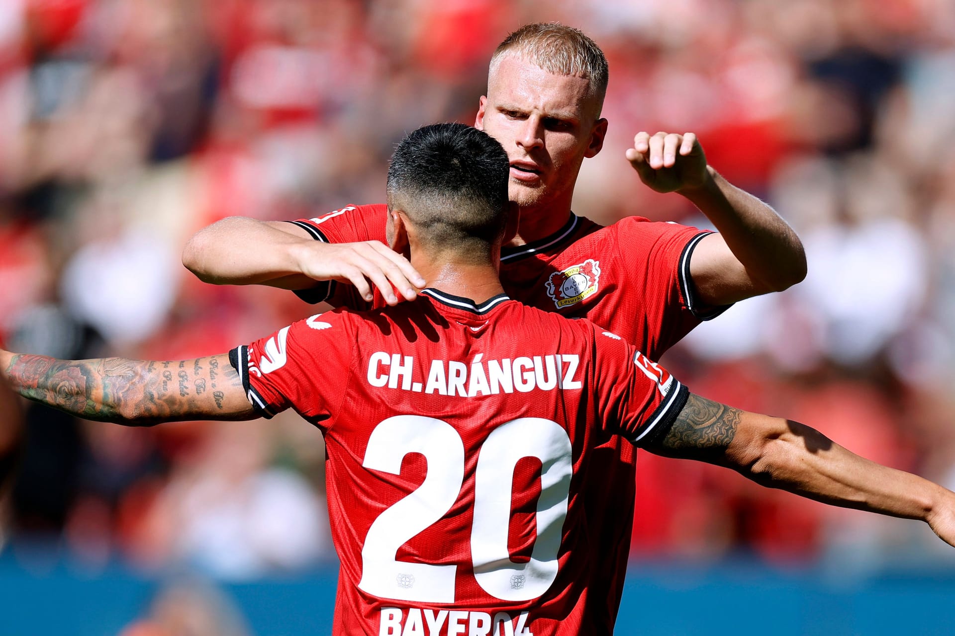 Charles Aranguiz beim Torjubel: Gegen Hoffenheim bekommen Anwohner Tickets geschenkt.