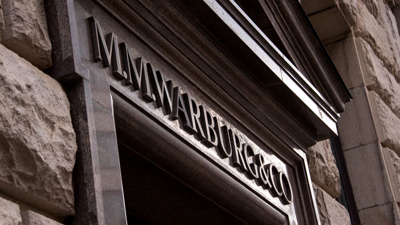 Der Eingang zur Warburg Bank in Hamburg (Archivbild): Um das Geldinstitut dreht sich der größte Steuerskandal der deutschen Geschichte.