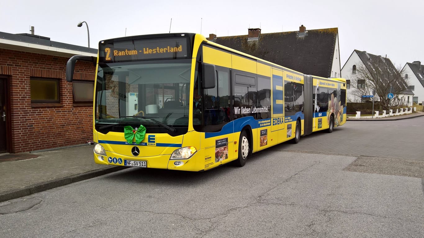 Ein Bus der Sylter Verkehrsgesellschaft auf dem Weg von Rantum nach Westerland (Archivbild): Fahrgäste müssen ab September mehr zahlen.