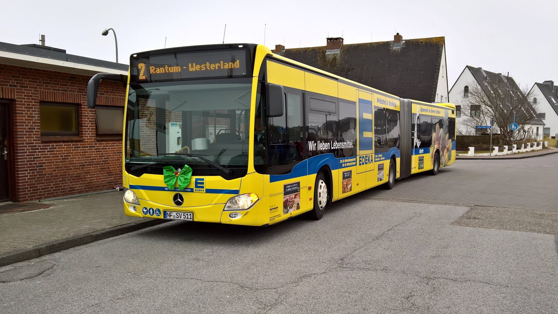Ein Bus der Sylter Verkehrsgesellschaft auf dem Weg von Rantum nach Westerland (Archivbild): Fahrgäste müssen ab September mehr zahlen. Ein Bus der Sylter Verkehrsgesellschaft auf dem Weg von Rantum nach Westerland (Archivbild): Fahrgäste müssen ab September mehr zahlen.