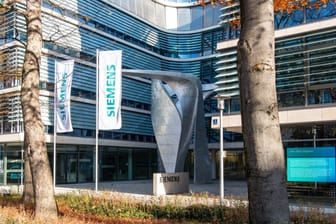 Firmenzentrale der Siemens AG in München (Archivbild): Der Konzern schreibt im dritten Quartal tiefrote Zahlen.