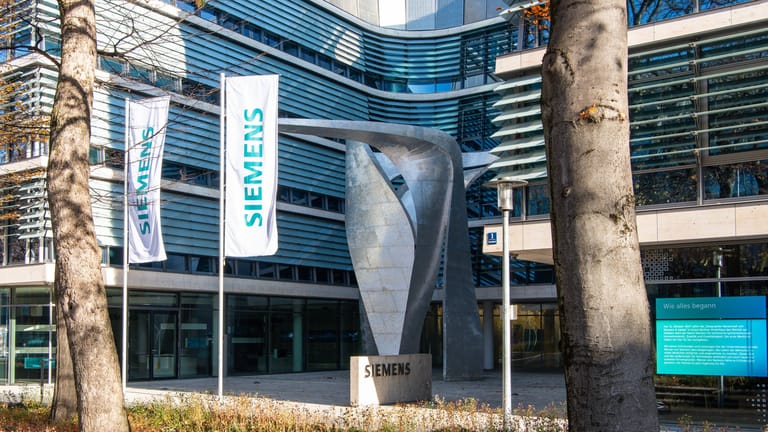 Firmenzentrale der Siemens AG in München (Archivbild): Der Konzern schreibt im dritten Quartal tiefrote Zahlen.