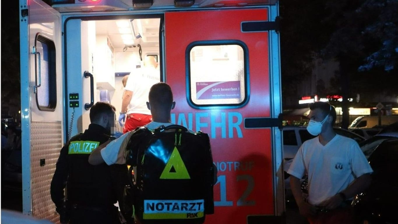 Einsatzkräfte vor einem Rettungswagen in Berlin-Neukölln: Der verletzte Mann wurde behandelt.