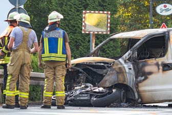 Der Unfallort: Auto und Motorrad fingen Feuer.