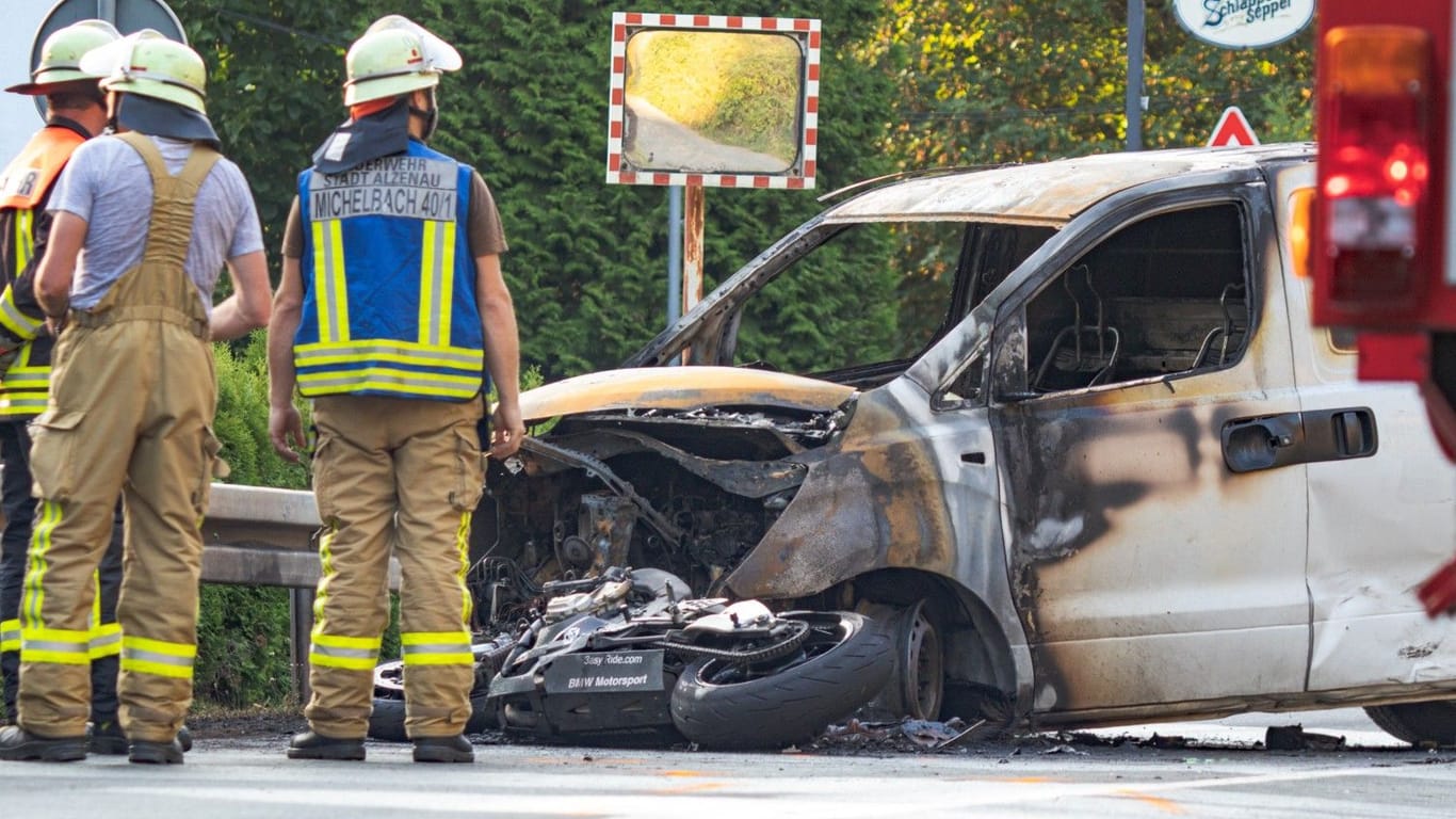 Der Unfallort: Auto und Motorrad fingen Feuer.