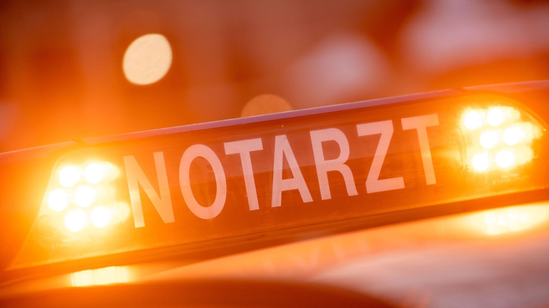 Ein Dachschild mit der Aufschrift "Notarzt" steht auf einem Einsatzwagen: Die Bahnstrecke bei Köln ist blockiert.