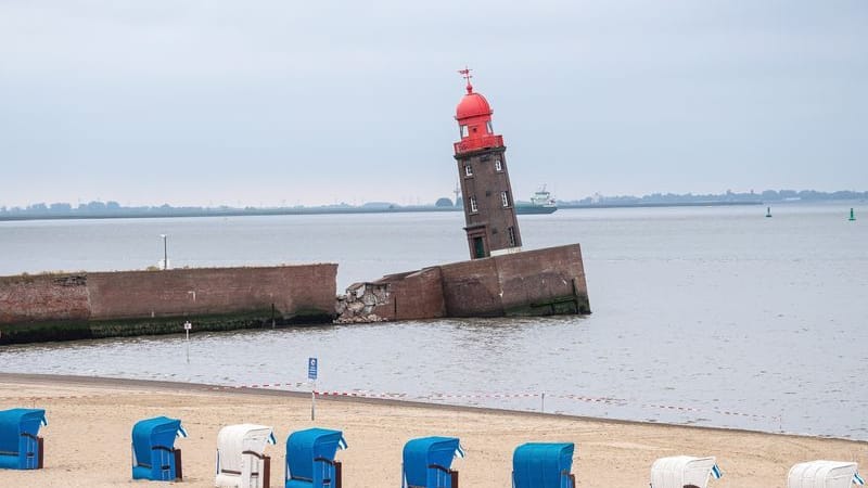 Teile der Nordmole in Bremerhaven sind in der Nacht zum Donnerstag eingesackt. Nun soll entschieden werden, was mit dem Leuchtturm passiert. Teile der Nordmole in Bremerhaven sind in der Nacht zum Donnerstag eingesackt. Nun soll entschieden werden, was mit dem Leuchtturm passiert.