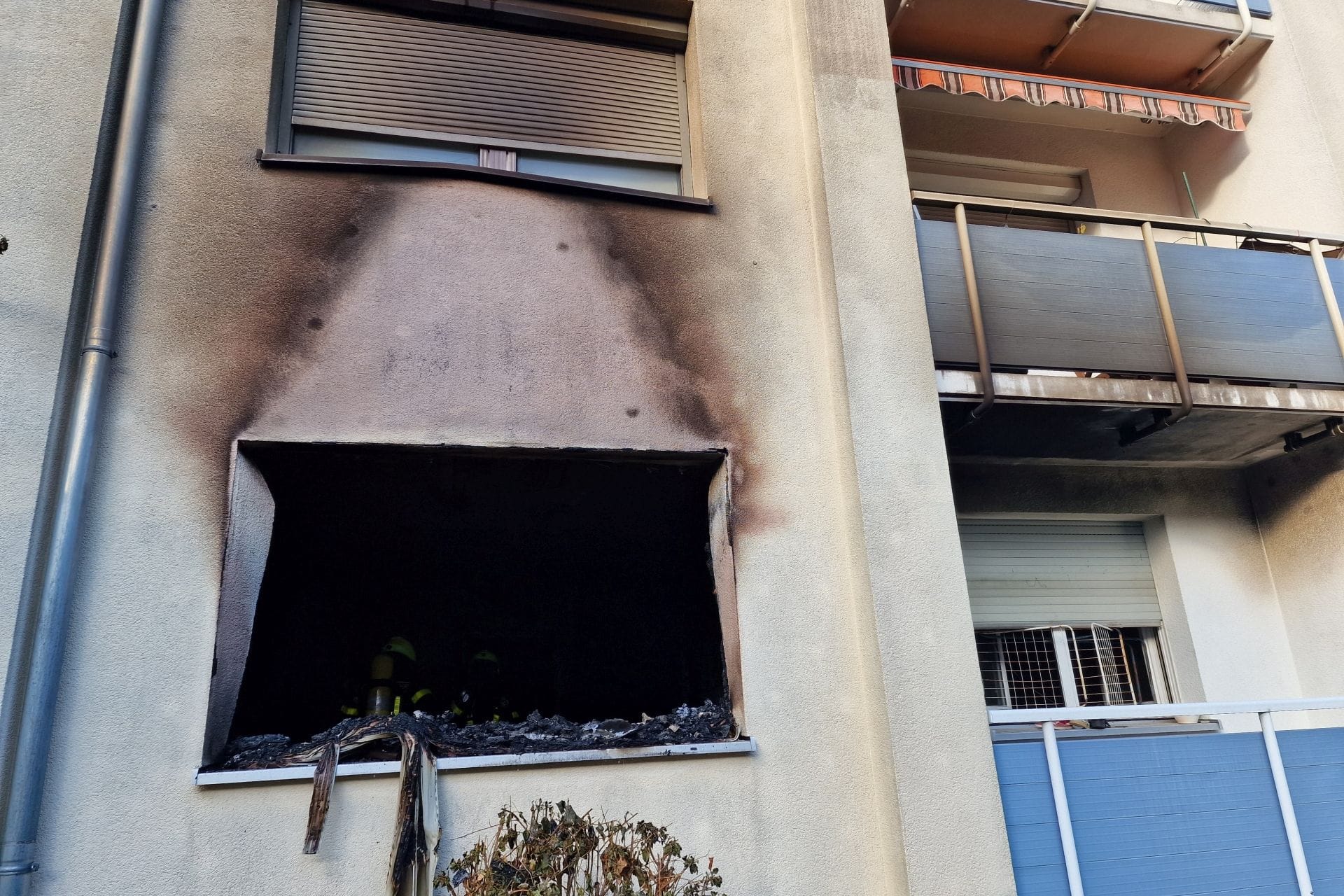 Die ausgebrannte Wohnung: Ob es sich bei der Toten um die Bewohnerin handelt, ist noch unklar.