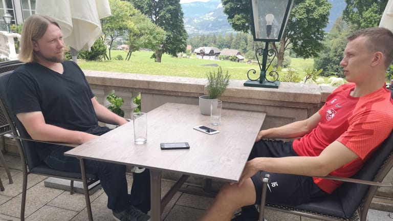 Nationalspieler Lukas Klostermann (r.) traf t-online-Redakteur Alexander Kohne im Leipziger Trainingslager in Seefeld.