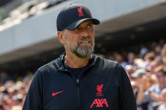 Jürgen Klopp: Der Trainer des FC Liverpool beobachtet die Entwicklungen beim FC Barcelona mit Skepsis.