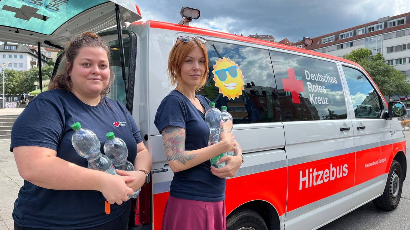 Carolin Götz und Nadja Michler vom Deutschen Roten Kreuz in Stuttgart: An heißen Tagen versorgen sie mit dem Hitzebus Obdachlose in der Stadt mit Wasser und Sonnencreme.