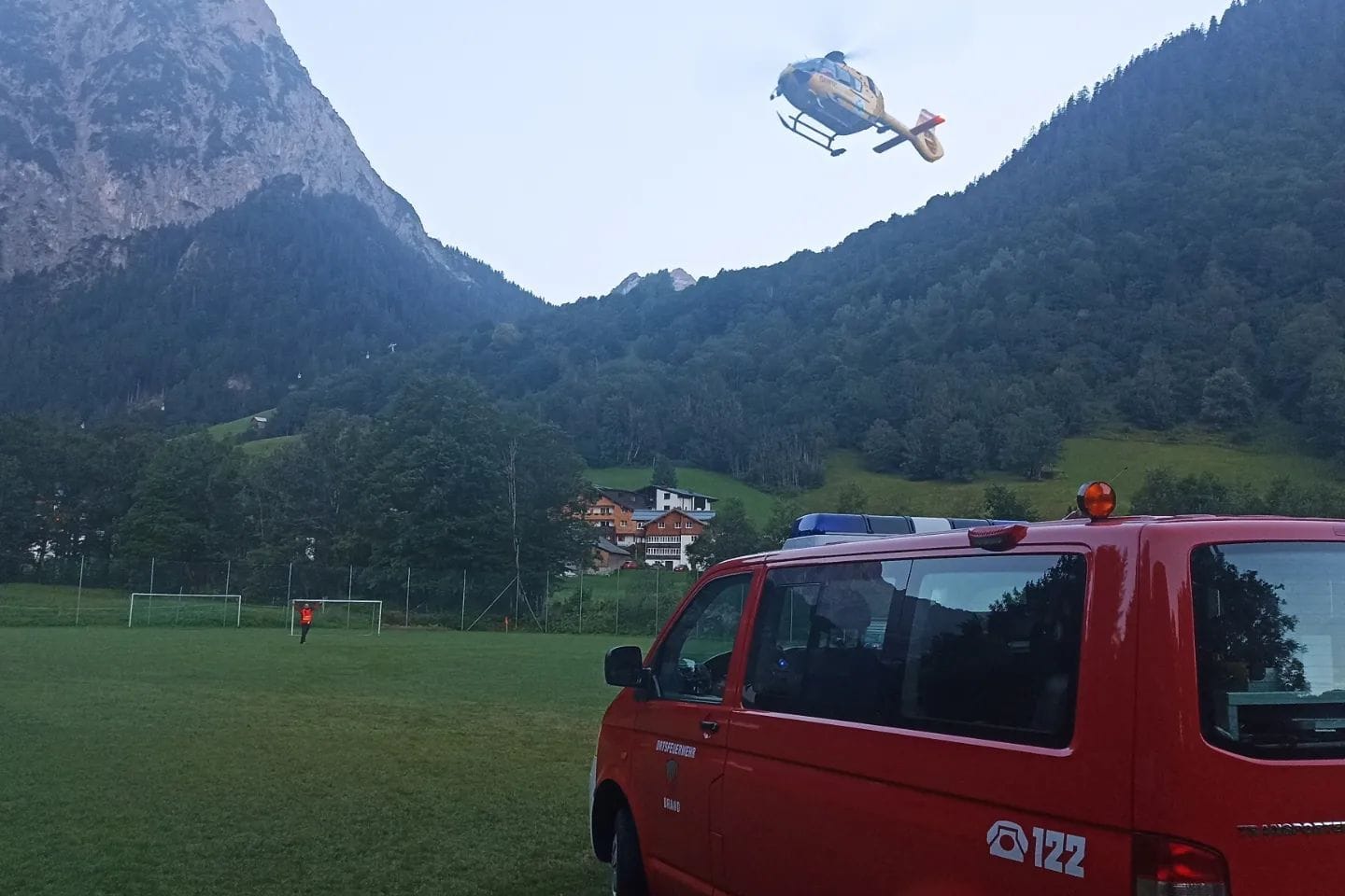 Einsatz der Ortsfeuerwehr Brand: Mit dem Rettungshubschrauber wurde die Stuttgarter Familie vom Gletscher gerettet.