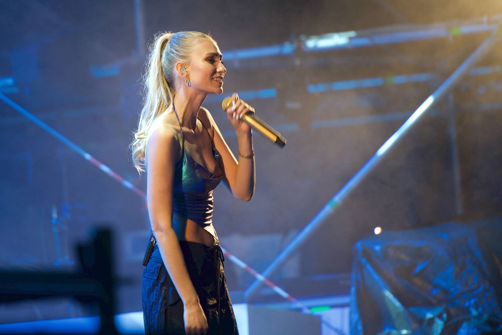 Glasperlenspiel-Sängerin Carolin Niemczyk: Sie sang die Nationalhymne vor dem Spiel.