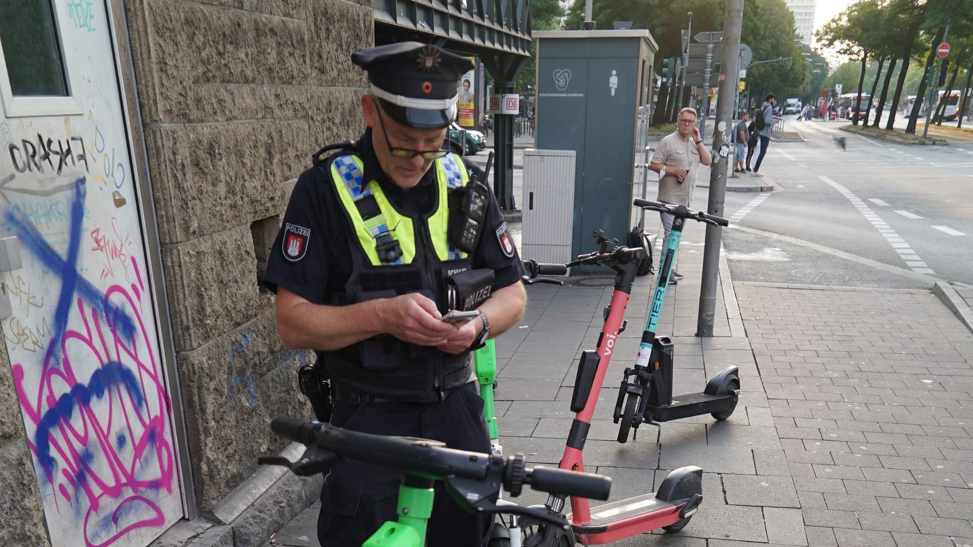 Ein Polizist neben mehreren E-Scootern auf dem Gehweg (Archivbild): Das soll nun ein Ende haben.