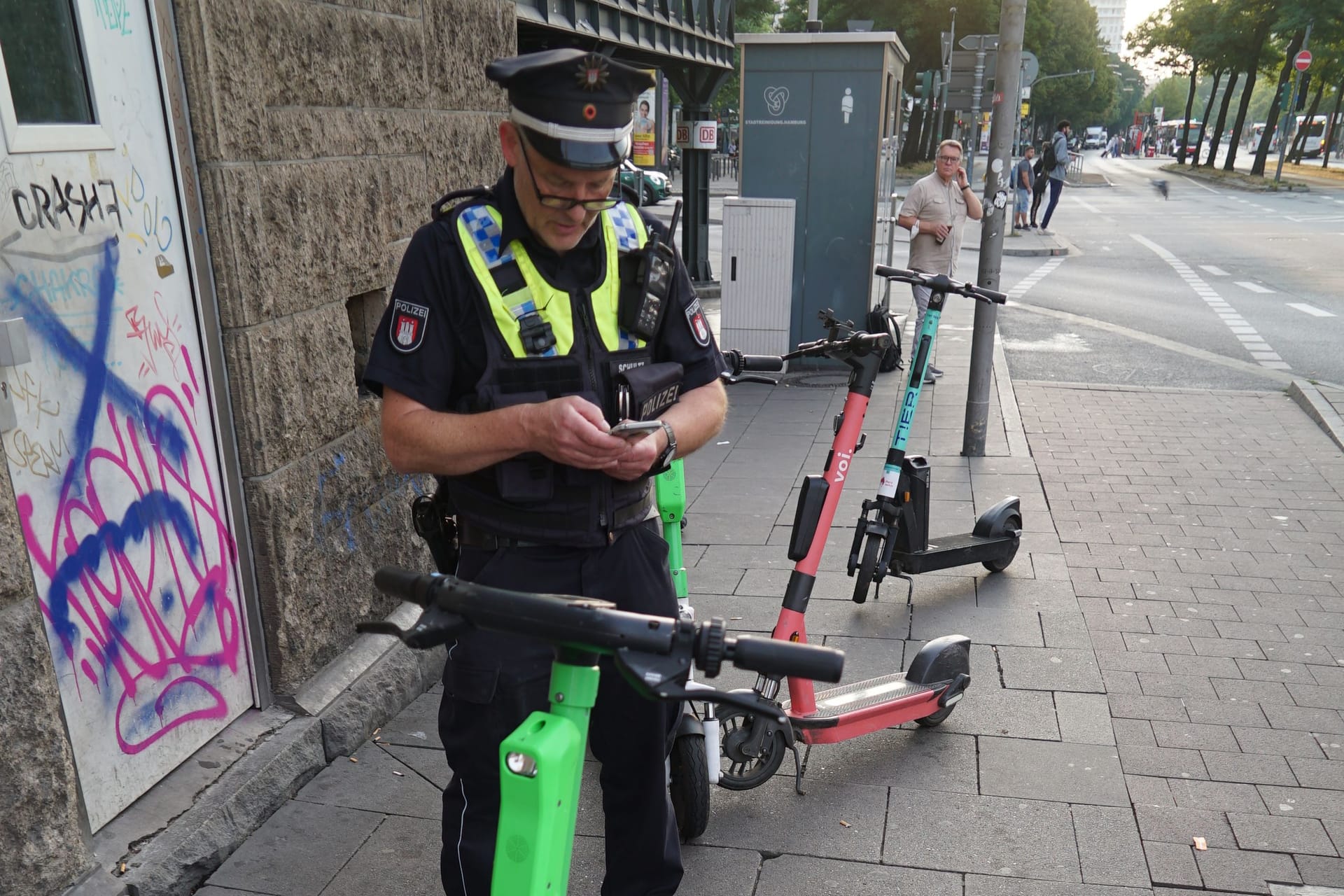 Ein Polizist neben mehreren E-Scootern auf dem Gehweg (Archivbild): Das soll nun ein Ende haben.