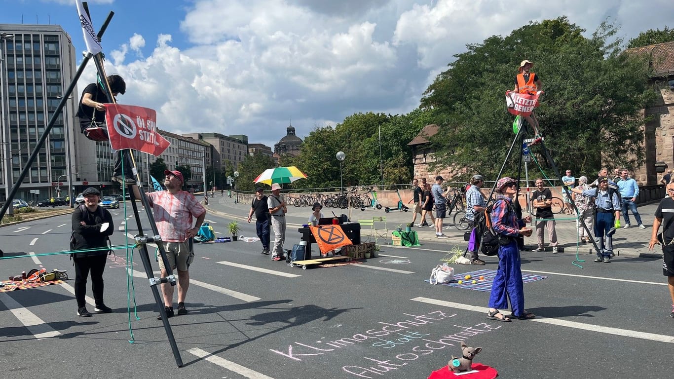 Die Straße wird zum Jahrmarkt.