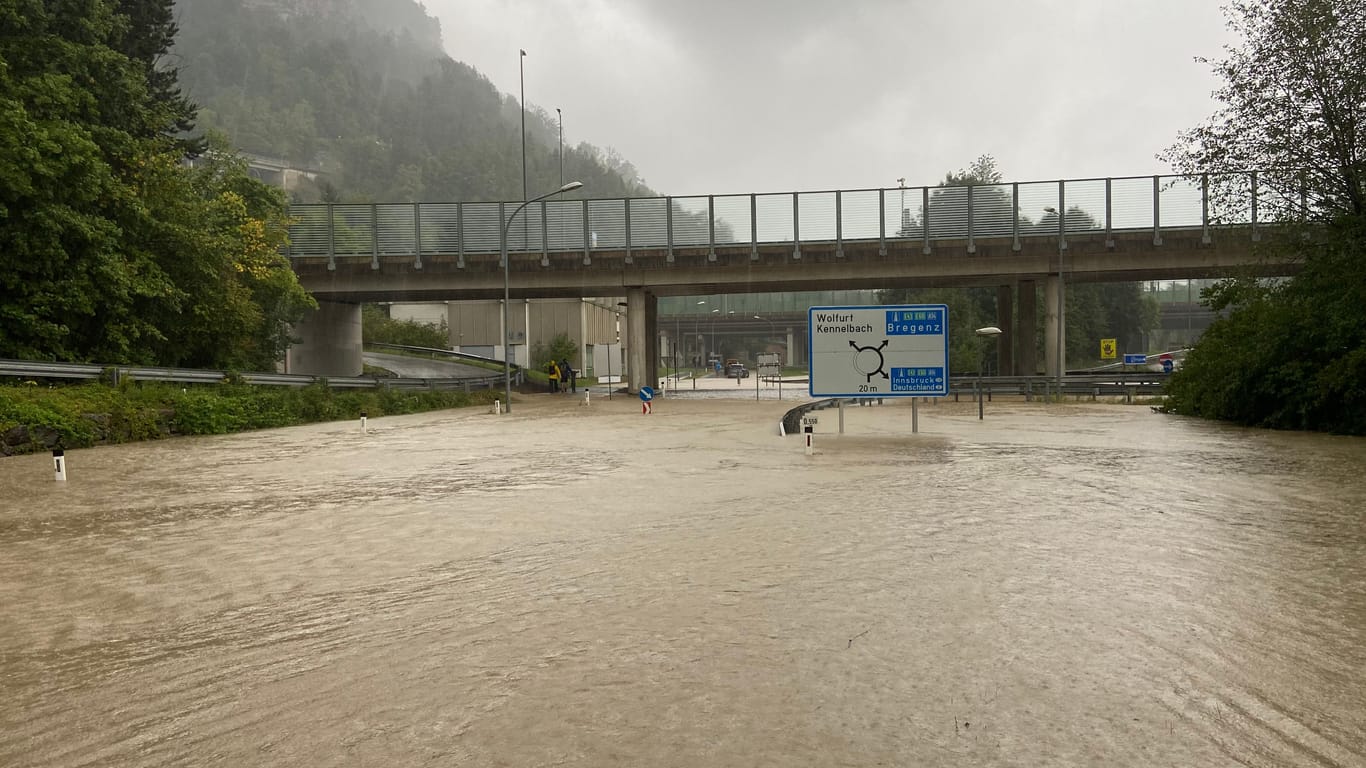 Überschwemmung in der Nähe von Bregenz: Die Feuerwehr ist in dem Ort vermehrt im Einsatz.