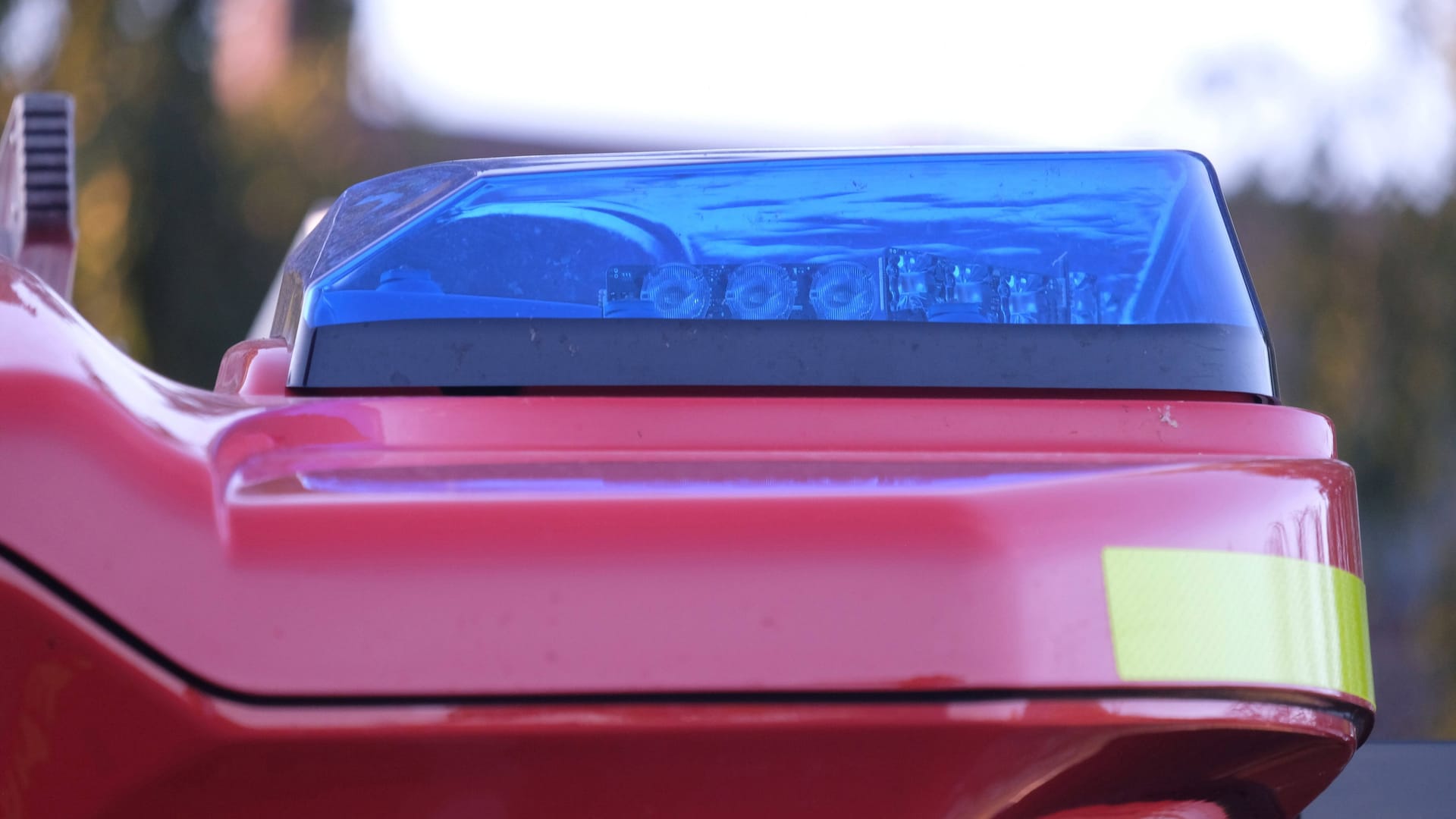 Blaulicht der Feuerwehr (Symbolbild): Bei einem Kuhstallbrand wurden mehrere Personen schwer verletzt. Blaulicht der Feuerwehr (Symbolbild): Bei einem Kuhstallbrand wurden mehrere Personen schwer verletzt.