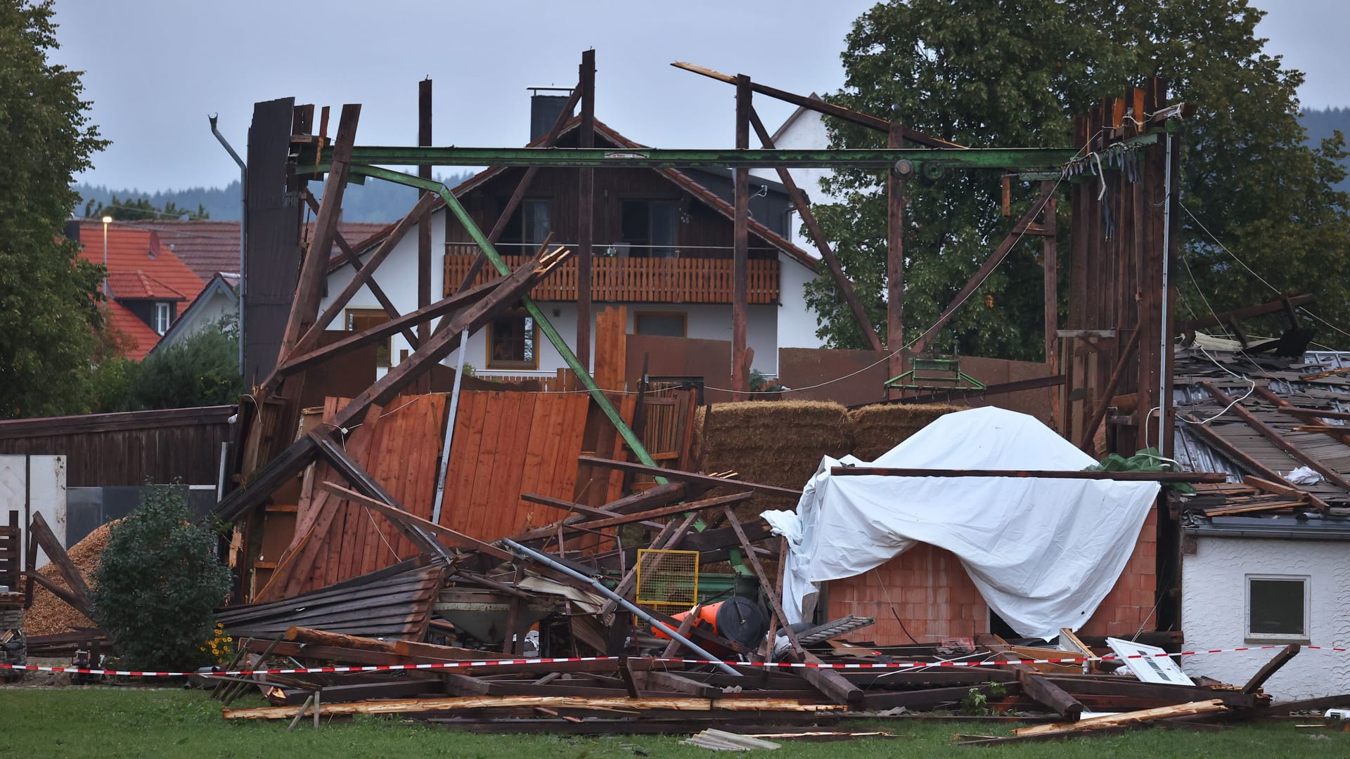 Die Überreste einer Lagerhalle in Bad Wurzach: Das Dach der Materialhalle wurde weggefegt. Die Überreste einer Lagerhalle in Bad Wurzach: Das Dach der Materialhalle wurde weggefegt.