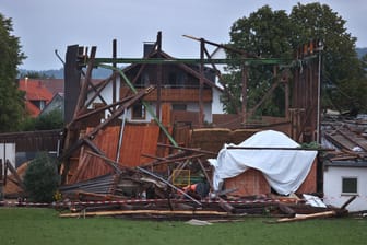 Die Überreste einer Lagerhalle in Bad Wurzach: Das Dach der Materialhalle wurde weggefegt.
