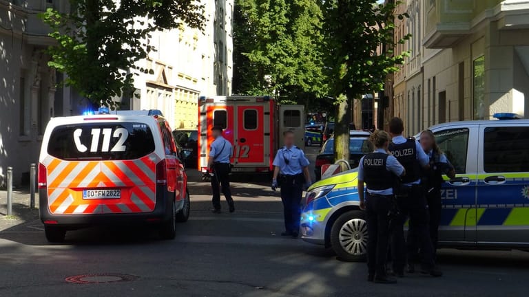 Polizeibeamte sichern einen Einsatzort in der Holsteiner Straße in Dortmund.