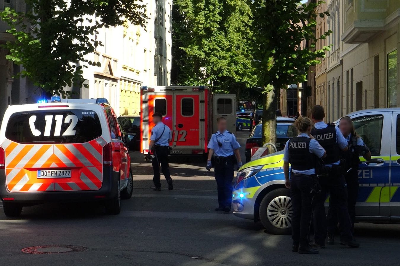 Polizeibeamte sichern einen Einsatzort in der Holsteiner Straße in Dortmund.