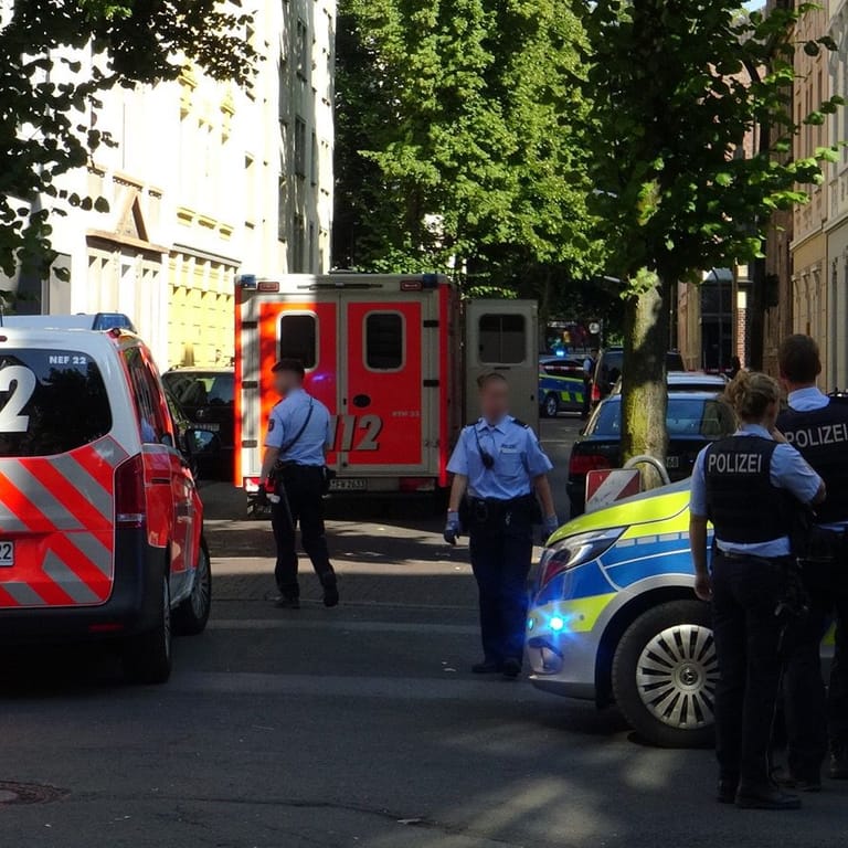 Polizeibeamte sichern einen Einsatzort in der Holsteiner Straße in Dortmund.