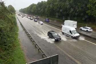 Auf der Autobahn A23 steht das Wasser: Lokal begrenzt kommt es zu Unwettern.