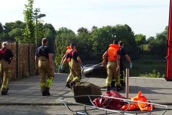 Die Feuerwehr im Einsatz: Die Leiche wurde aus dem Hafenbecken geborgen.