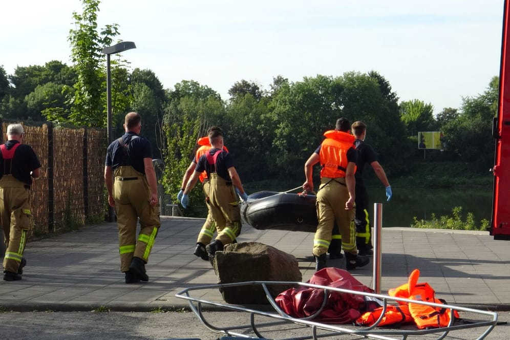 ﻿Die Feuerwehr im Einsatz: Die Leiche wurde aus dem Hafenbecken geborgen.